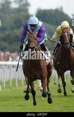 Die arabische Königin, die von Silvestre de Sousa geritten wird, gewinnt die Juddmonte International Stakes am ersten Tag des Welcome to Yorkshire Ebor Festivals auf der Pferderennbahn von York. Stockfoto