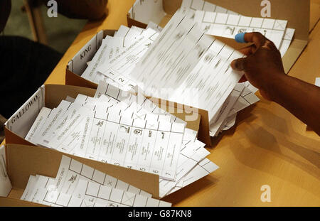 Während der allgemeinen Wahlauszählung sortieren Arbeiter die Wahlzettel für den Wahlkreis Bethnal Green & Bow in den East Winter Gardens. Stockfoto