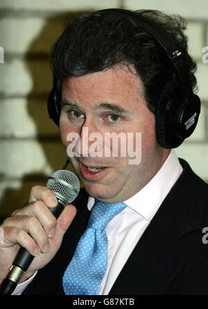 Konservativer Schattenkanzler Oliver Letwin bei einem Radiointerview beim Grafen für den Dorset-West-Sitz. Stockfoto