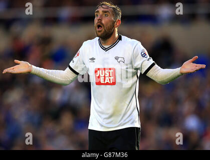 Richard Keogh von Derby County schreit beim Sky Bet Championship-Spiel in St. Andrews, Birmingham, gegen den Linienmann. Stockfoto