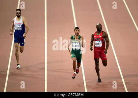 Der Südafrikaner Wayde van Niekerk (Mitte) und der US-Amerikaner LaShawn Merritt (rechts) kommen als erster und zweiter ins Ziel, als der britische Martyn Rooney (links) am dritten Tag der IAAF-Weltmeisterschaft im Beijing National Stadium, China, die Qualifikation im 400-m-Halbfinale der Männer verpasst. Stockfoto