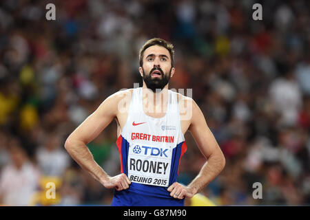 Der britische Martyn Rooney reagiert, nachdem er am dritten Tag der IAAF-Weltmeisterschaft im Beijing National Stadium, China, im 400-m-Halbfinale der Männer die Qualifikation verpasst hatte. Stockfoto