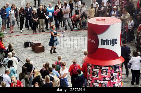 Ein Straßenkünstler tritt während des Edinburgh Festival Fringe auf der Royal Mile in Edinburgh auf. Stockfoto