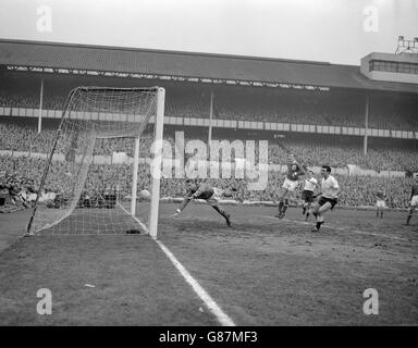 Tottenham Hotspurs Mitte-vorne Bobby Smith (ganz rechts) lächelt, als er Spurs' zweites Tor schießt. Er hatte eine lob von der rechten Hälfte Danny Blanchflower mit seinem Kopf ins Netz geholfen, der Ball entzog sich Nottingham Forest Torwart Peter Grummitt. Zweiter von rechts im Hintergrund ist Jimmy Greaves, Tottenham's Inside-Left. Tottenham gewann das Spiel mit 4:2. Stockfoto