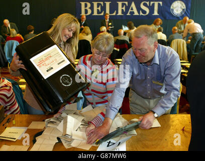 Die Wahlurnen werden in der Belfast City Hall eröffnet, da die Zählung für die 18 Westminster Sitze in Nordirland beginnt. Ulster Unionist-Führer David Trimble kämpft für sein politisches Leben in seinem Wahlkreis Upper Bann, und die demokratischen Gewerkschafter von Rev Ian Paisley glauben, dass ihr Kandidat David Simpson die größte Kopfhaut der Parlamentswahlen beanspruchen kann. Stockfoto