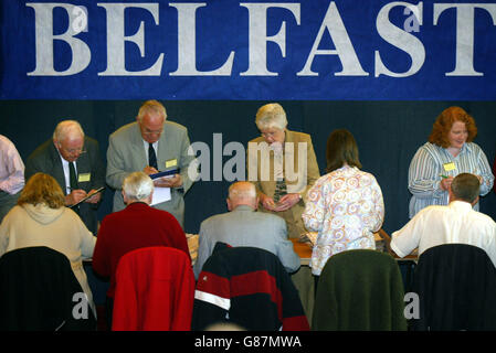 Die Wahlurnen werden um 9.00 Uhr im Belfast City Hall eröffnet, da die Zählung für die 18 Westminster Sitze in Nordirland beginnt. Stockfoto