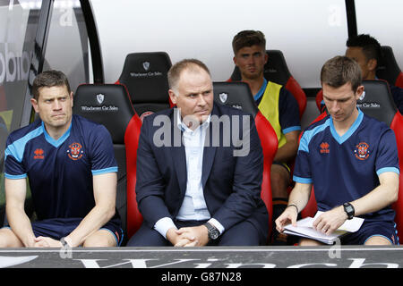 Soccer - Sky Bet League One - Sheffield United / Blackpool - Bramall Lane. L-R: Blackpool Torwarttrainer Steve Banks, Manager Neil McDonald und First Team Trainer Richie Kyle Stockfoto