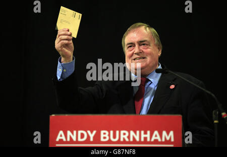 Der ehemalige stellvertretende Premierminister John Prescott hält seine Wahlurne für die Führung der Labour Party hoch, während er während einer Wahlkampfveranstaltung für den hoffnungsvollen Andy Burnham in der St. Pancras Parish Church in London spricht. Stockfoto