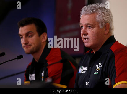 Wales Captain Sam Warburton (links) und Wales Head Coach Warren Gatlan während der Kaderansage im Millennium Stadium, Cardiff. Stockfoto