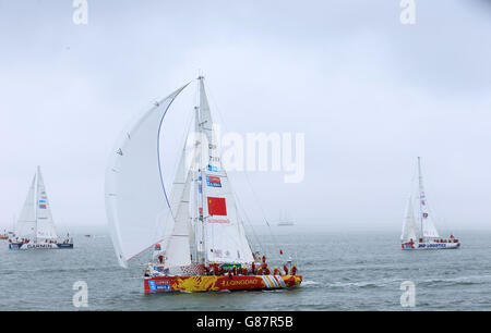 Die Qingdao Yacht beim Start des Clipper 2015-16 Round the World Yacht Race am Southend Pier. Stockfoto