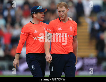 Der englische Kapitän Eoin Morgan spricht mit seinem Teamkollegen Ben Stokes (rechts), nachdem er das Dickicht des australischen Nathan Coulter-Nile im Finale während des Spiels der NatWest International T20-Serie im SWALEC Stadium in Cardiff übernommen hatte. Stockfoto