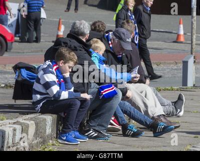 Fußball - Ladbrokes Scottish Championship - Rangers gegen Raith Rovers - Ibrox Stadium. Rangers-Fans vor dem Ladbrokes Scottish Championship-Spiel in Ibrox, Glasgow. Stockfoto