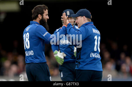 Englands Moeen Ali (links) ist mit Eoin Morgan (rechts) bekannt, nachdem er den Australier George Bailey (nicht abgebildet) während des zweiten Spiels der Royal London One Day International Series in Lord's, London, ausgekegelt hat. Stockfoto