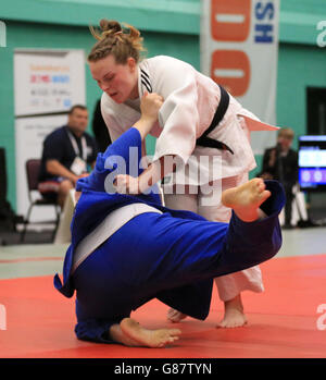 Jessica Smith aus Wales (blau) und Rachel Tytler aus Schottland (weiß) treten im Finale der Mädchen unter 57 g Judo während der Sainsbury's School Games 2015 auf dem Armitage-Gelände in Manchester an. Stockfoto