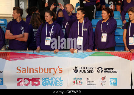 Sport - Sainsbury's 2015 School Games - Tag zwei - Manchester. Freiwillige beobachten die Spiele von den Tribünen aus während der Sainsbury-Schulspiele 2015 in der Manchester Regional Arena. Stockfoto