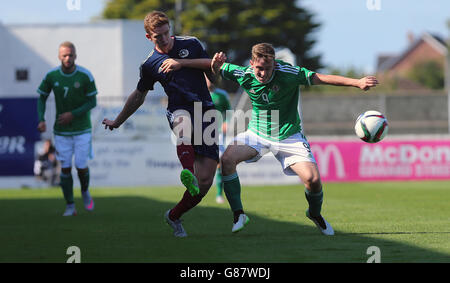 Scotlands Stuart Findlay spielt gegen Northern Irelands Mikhail Kennedy während des UEFA European Championships Qualifying Spiels 2017 im Mourneview Park, Lurgan. Stockfoto