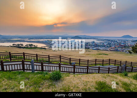 Sonnenuntergang am Seongsan Ilchulbong, Jeju, Südkorea Stockfoto