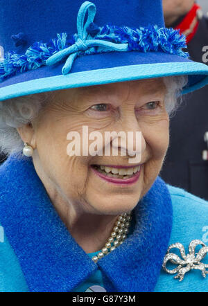 Königin Elizabeth II lächelt, als sie den Bahnhof Newtongrange eröffnet, an dem Tag, an dem sie Großbritanniens längste regierende Monarchin wird, als sie und ihr Ehemann, der Herzog von Edinburgh, mit dem Dampfzug reisen, um die neue &pound;294 Million Scottish Borders Railway einzuweihen. Stockfoto