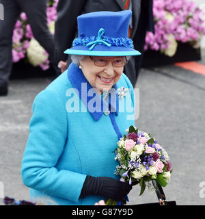 Königin Elizabeth II lächelt, als sie in Tweedbank ankommt, an dem Tag, an dem sie Großbritanniens längste regierende Monarchin wird, als sie und ihr Ehemann, der Herzog von Edinburgh, mit Dampfzug reisen, um die neue &pound;294 Million Scottish Borders Railway einzuweihen. Stockfoto