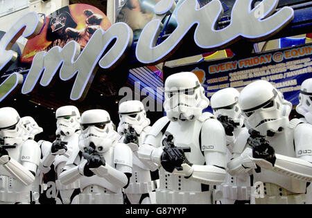 Die 501. Britische Garnison der Storm Troopers steht Wache vor dem UCI-Imperium, wo Fans alle 6 Folgen von hinten sehen werden, was in der britischen Filmpremiere von Revenge of the Sith heute Abend gipfelt. Stockfoto