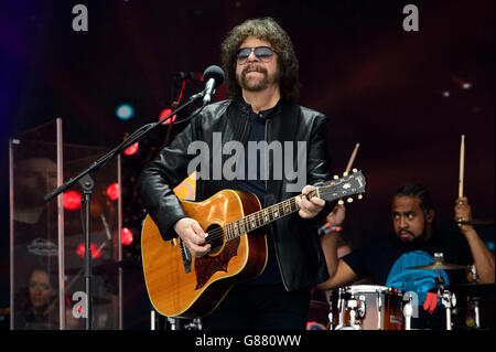 Jeff Lynne Band Electric Light Orchestra führt beim Glastonbury Music festival Stockfoto