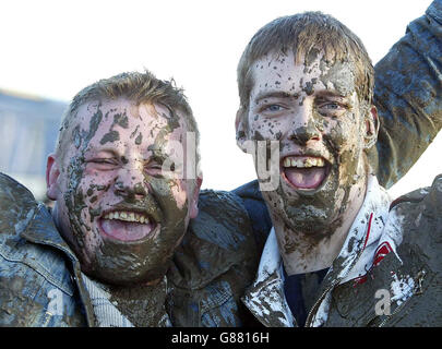 Das große Wochenende von Radio 1 - Herrington Park. Nachtschwärmer genießen den Schlamm. Stockfoto