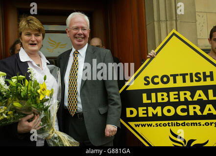 Schottlands stellvertretender erster Minister Jim Wallace und seine Frau Rosie vor dem Hauptquartier der Liberalen, nachdem er angekündigt hatte, dass er als Vorsitzender der schottischen Liberaldemokraten abtreten werde. Stockfoto