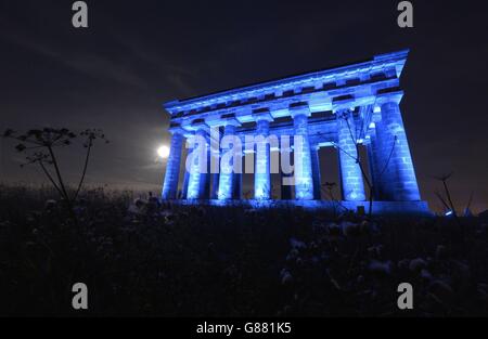 Das Penshaw Monument in Sunderland, ein 70 Meter hoher Torheit, eine Nachbildung des Hephaestus-Tempels in Athen, Griechenland, der auf 136 Meter über dem Meeresspiegel steht, wird von einer neuen High-Tech-LED-Flutbeleuchtung beleuchtet und von einem neuen CCTV-System überwacht. Die Investition von &pound;43,000 wird die Energiekosten um bis zu 80 Prozent senken und rund &pound;8,000 Betriebskosten pro Jahr einsparen. Stockfoto