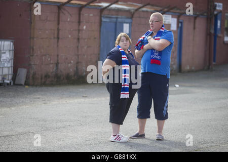 Rangers Fans vor dem Ladbrokes Scottish Championship Spiel im Palmerston Park, Dumfries. DRÜCKEN Sie VERBANDSFOTO. Bilddatum: Sonntag, 30. August 2015. Sehen Sie PA Geschichte FUSSBALL Königin des Südens. Bildnachweis sollte lauten: Jeff Holmes/PA Wire. Online-in-Match-Nutzung auf 45 Bilder beschränkt, keine Videoemulation. Keine Verwendung bei Wetten, Spielen oder Veröffentlichungen für einzelne Vereine/Vereine/Vereine/Spieler. Stockfoto