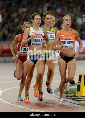 Die britische Stephanie Twell (links) und die niederländische Susan Kuijken (rechts) in den 5000 m der Frauen am neunten Tag der IAAF-Weltmeisterschaft im Beijing National Stadium, China. Stockfoto