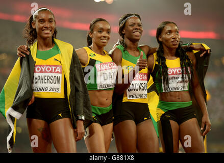 Jamaikas Shericka Jackson, Christine Day, Stephenie Ann McPherson und Novlene Williams-Mills feiern den Gewinn des 4x400-m-Staffelfinales der Frauen am neunten Tag der IAAF-Weltmeisterschaft im Beijing National Stadium, China. Stockfoto