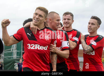 Martyn Waghorn der Rangers feiert das zweite Tor seiner Mannschaft mit Teamkollegen während des Ladbrokes Scottish Championship-Spiels im Palmerston Park, Dumfries. Stockfoto