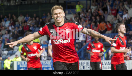 Martyn Waghorn der Rangers feiert das fünfte Tor seiner Seite während des Ladbrokes Scottish Championship-Spiels im Palmerston Park, Dumfries. Stockfoto