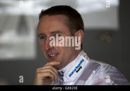 Jockey Martin Dwyer sitzt am zweiten Tag des Feiertagswochenendes auf der Goodwood Racecourse im Wiegezimmer. Stockfoto