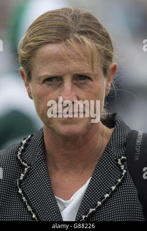 Trainerin Amanda Perrett am zweiten Tag des Feiertagswochenendes auf der Goodwood Racecourse. Stockfoto