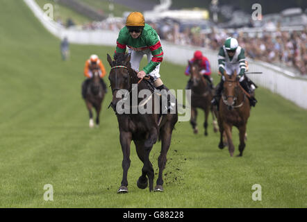 Solstalla unter Joe Fanning fährt am zweiten Tag des Feiertagswochenendes auf der Goodwood Racecourse zum Sieg beim Chichester City Selling Stakes Race. Stockfoto