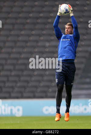 Fußball - Sky Bet Championship - MK Dons / Birmingham City - Stadion:mk. Birmingham City-Torwart Adam Legzdins wärmt sich vor dem Spiel auf Stockfoto