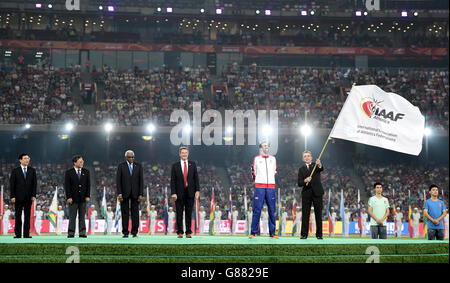 Simon Cooper, Leiter Sport, Bürgermeisteramt der Greater London Authority, winkt mit der IAAF-Flagge, als der britische Kapitän Martyn Rooney (zweite rechts), die britische Leichtathletik-Präsidentin Lynn Davies (Mitte) und der scheidende IAAF-Präsident Lamine Diack (dritte links) Und der Bürgermeister von Peking, Wang Anshun (links), schaut während des neunten Tages der IAAF-Weltmeisterschaft im Beijing National Stadium, China, auf. Stockfoto