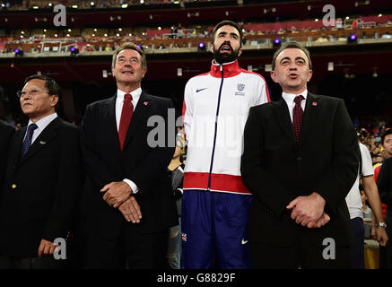 Lynn Davies, Präsidentin der britischen Leichtathletik (zweite links), der britische Kapitän Martyn Rooney (zweite rechts) und Simon Cooper, Head of Sport, Mayor's Office bei der Greater London Authority (rechts) während des neunten Tages der IAAF-Weltmeisterschaft im Beijing National Stadium, China. Stockfoto