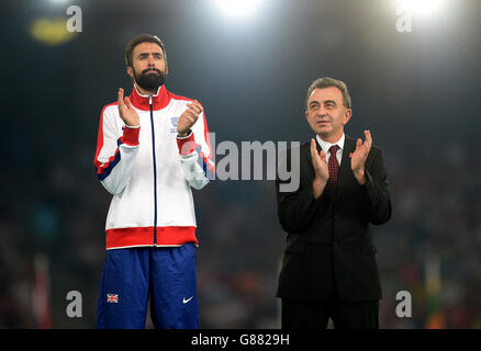 Simon Cooper, Leiter Sport, Büro des Bürgermeisters bei der Greater London Authority (rechts) und der britische Kapitän Martyn Rooney während des neunten Tages der IAAF-Weltmeisterschaft im Beijing National Stadium, China. Stockfoto