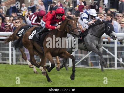 Horse Racing - Bank Holiday Wochenende - Tag zwei - Goodwood Rennbahn Stockfoto