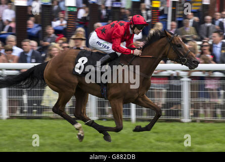 Bateel unter der Leitung von Fergus Sweeney führt das Heimfeld an, um am zweiten Tag des Feiertagswochenendes auf der Goodwood Racecourse den Lauf der 888-Sportfillies' Stakes Race zu gewinnen. Stockfoto