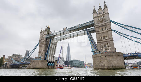 Die britischen und UNICEF-Yachten des Clipper Round the World Yacht Race passieren unter der Tower Bridge in London. Die Flotte verlässt die Hauptstadt heute zu Beginn ihrer 11-monatigen, 4,000-Seemeilen-Weltumrundung. Stockfoto