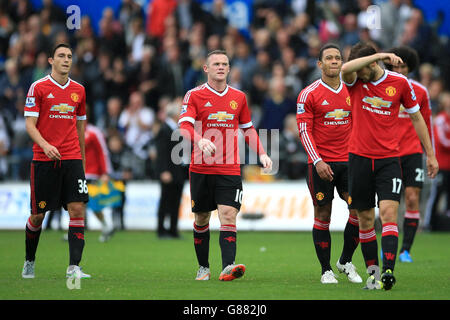 Fußball - Barclays Premier League - Swansea City / Manchester United - Liberty Stadium. Die Spieler von Manchester United sehen nach dem letzten Pfiff während des Spiels der Barclays Premier League im Liberty Stadium, Swansea, niedergeschlagen aus. Stockfoto