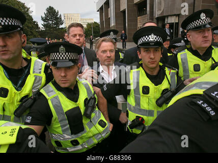 Der ehemalige Besitzer der Glasgow Rangers, Craig Whyte (Mitte) verlässt Glasgow Sheriff Court, nachdem er als Teil einer Police Scotland Untersuchung in Rangers Fußballverein erschienen. Stockfoto