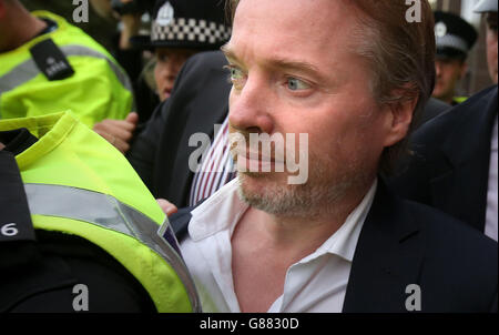 Craig Whyte, ehemaliger Besitzer der Glasgow Rangers, verlässt das Glasgow Sheriff Court, nachdem er als Teil einer Untersuchung der Polizei in Schottland gegen den Rangers-Fußballverein aufgetreten ist. Stockfoto