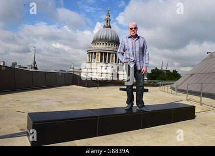 Schauspieler Ron Perlman posiert für ein Foto vor der St Paul's Cathedral in London, während er seine neue Amazon-Serie Hand of God promotet. Stockfoto