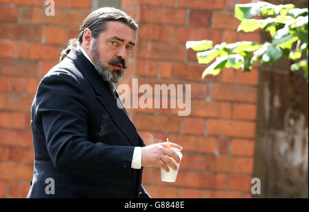 Dreharbeiten zur Lost City of Z - Belfast. Angus MacFadyen vor dem Methodist College während der Dreharbeiten zu Lost City of Z in Belfast. Stockfoto