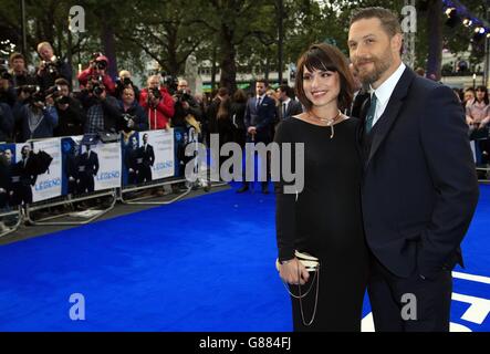 Tom Hardy und seine Frau Charlotte Riley bei der Legend-Weltpremiere am Odeon Leicester Square, London. Stockfoto