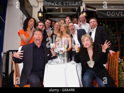 Neil Fox mit Capital FM DJ's während einer Fotoaktion für Capital FM's Help A London Child Charity Auction und Dinner im Dover Street Restaurant & Bar. Stockfoto